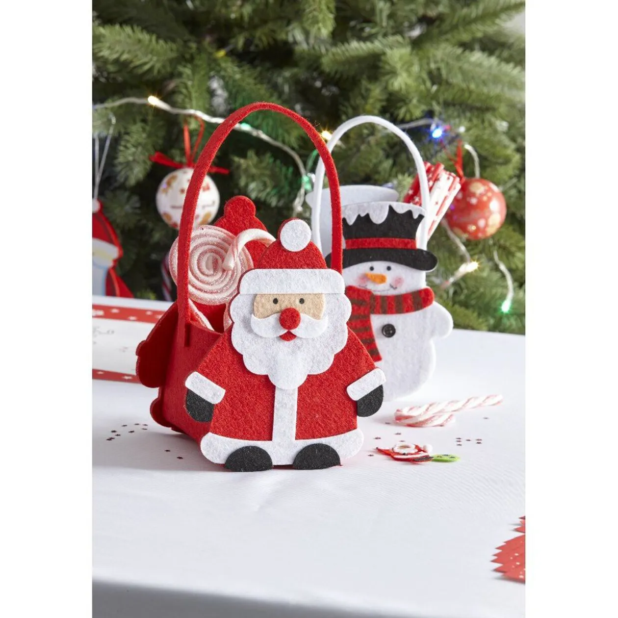 Panier forme Père Noël rouge et blanc