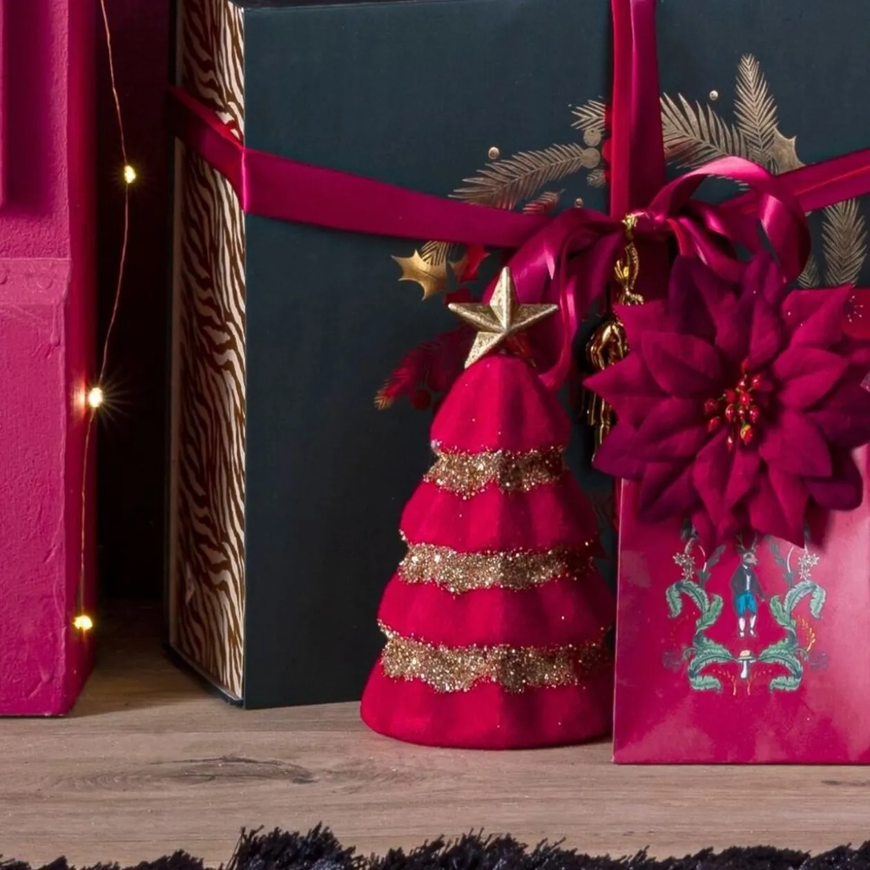 Sapin velours rouge et pailleté doré à poser Ø10,5xH19cm