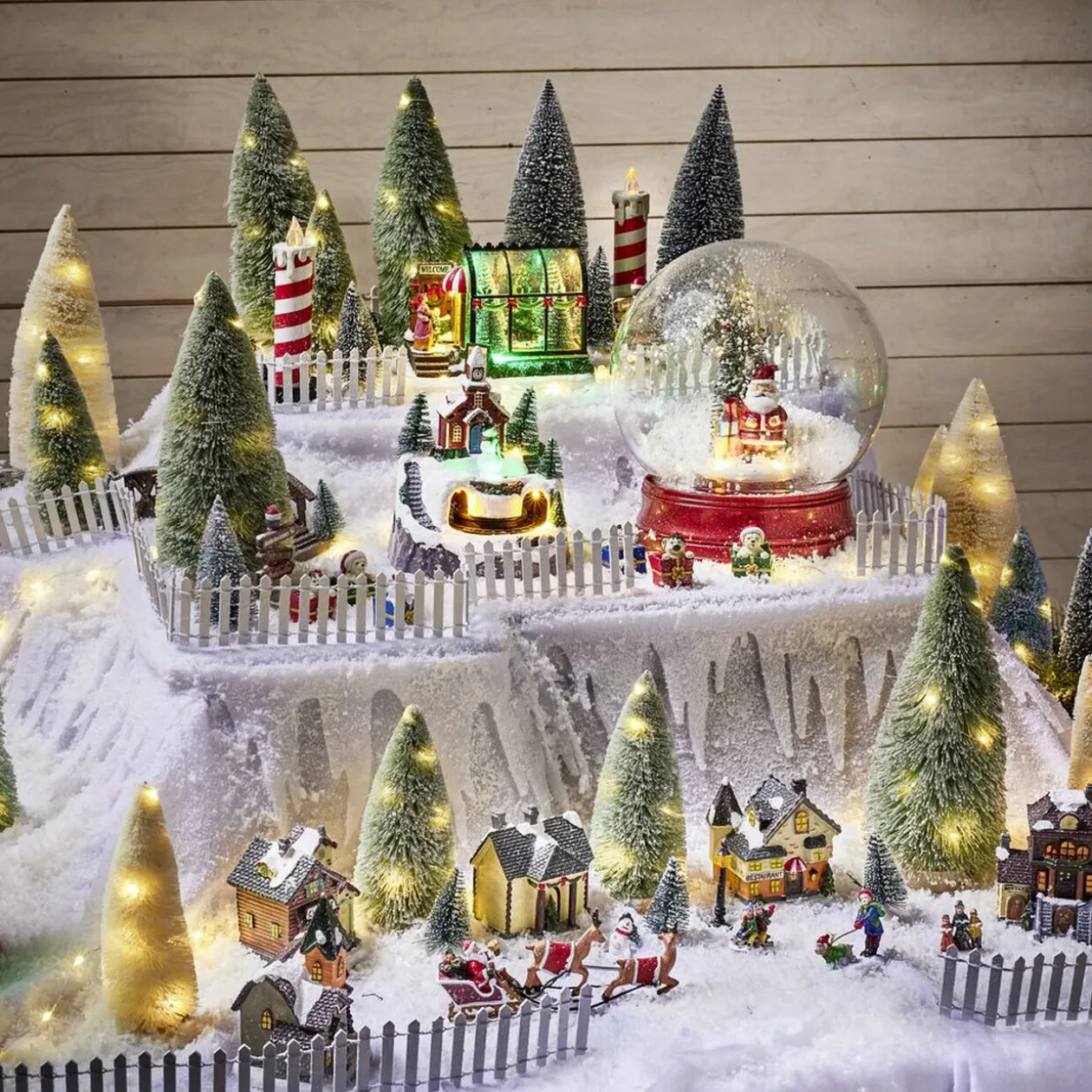 Sapin vert accessoires village de Noël x5