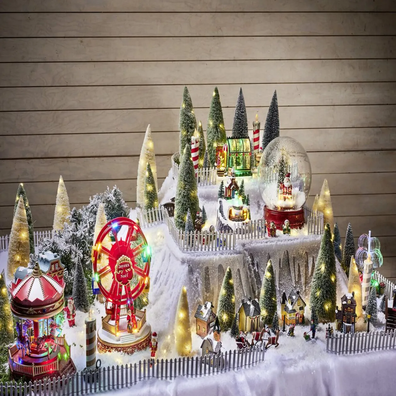 Scène village de Noël lumineuse avec train animé