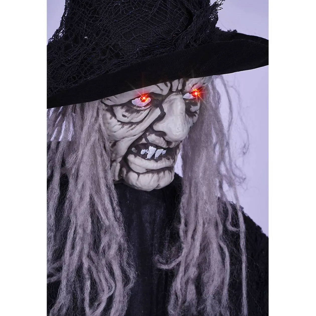 Sorcière géante avec yeux lumineux